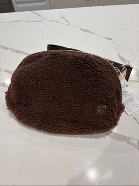 Fleece everywhere belt bag  Sherpa Belt Bag - Brown and gold